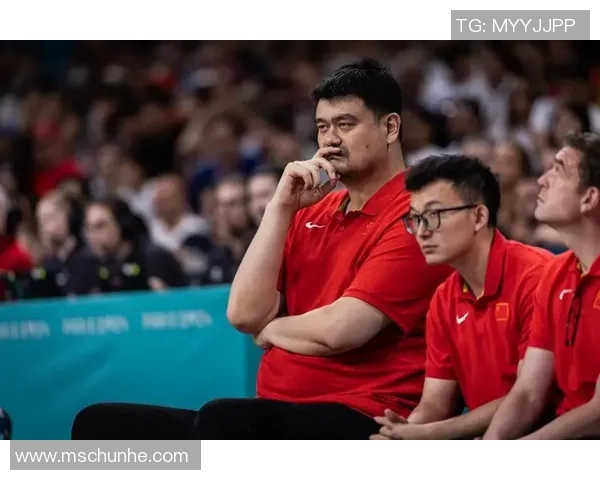 姚明笑容灿烂展现篮球巨星的亲和力与魅力 姚明笑容灿烂展现篮球巨星的亲和力与魅力