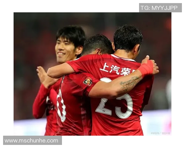 黑红色衣服的足球明星在赛场上的辉煌与挑战之路 黑红色衣服的足球明星在赛场上的辉煌与挑战之路